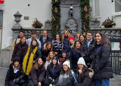 Foto grupal de alumnos en el Manneken Pis